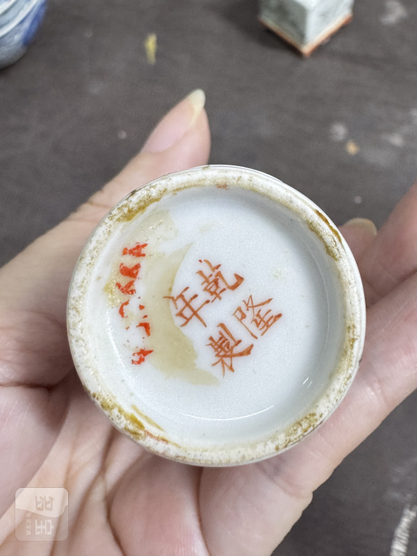 清 矾红双龙戏珠纹烟壶 - 图7